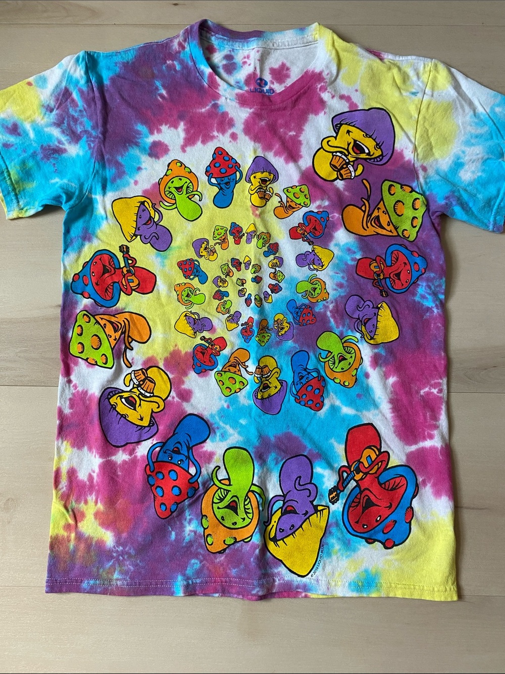Liquid Blue ✨ Vintage Tie-Dye Mushroom Graphic Tee - Multicolor size Small